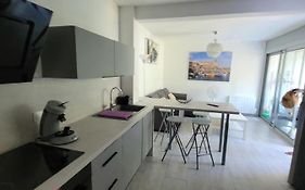 COLLIOURE tres bel appart a 150 metres des plages avec jardin prive et parking dans residence securisee